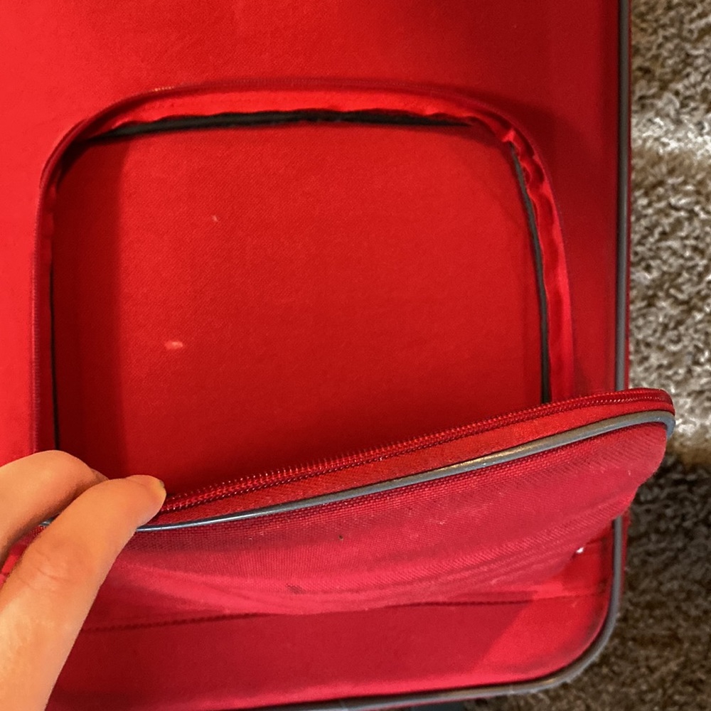 Red suitcase - Picture 4 of 12